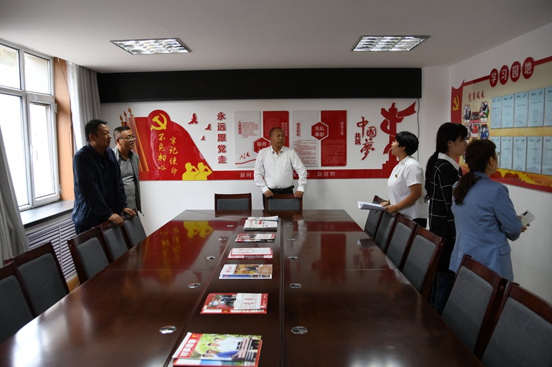 实地察看党员活动室建设情况.JPG