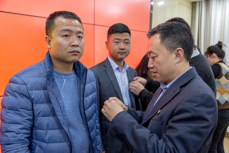 为超龄离团青年摘下团徽徽章.jpg