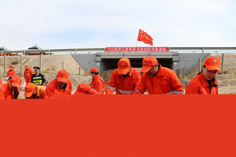 人工装袋--孙国燕摄.JPG