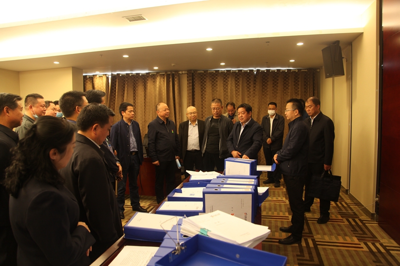赵彦龙副厅长指导养护治理能力评价内业资料整理工作  李志文.jpg