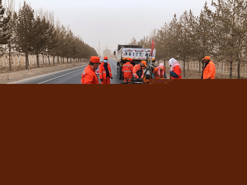 高台公路段灌缝作业中应用新型无胎裂缝贴 (2).JPG