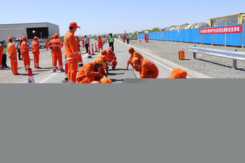 养护人员正在进行路面抗裂贴施工--孙国燕.JPG