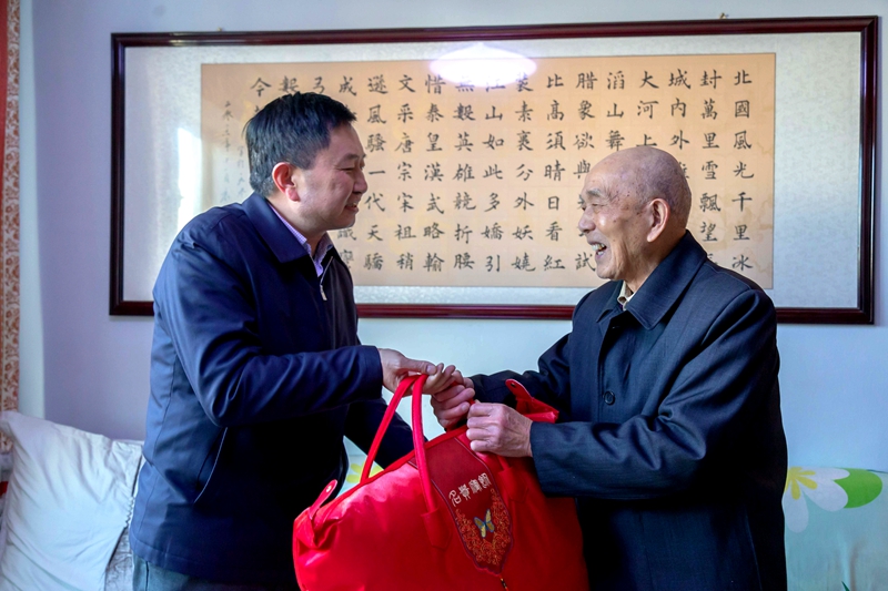 2.代表厅党组为老干部送上慰问品和慰问金.jpg
