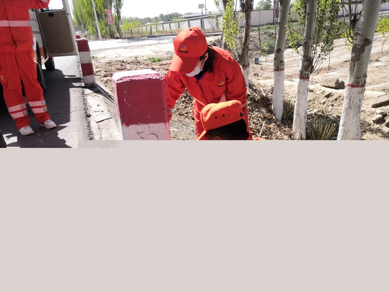 老师傅教新徒（罗维宏 摄）.jpg