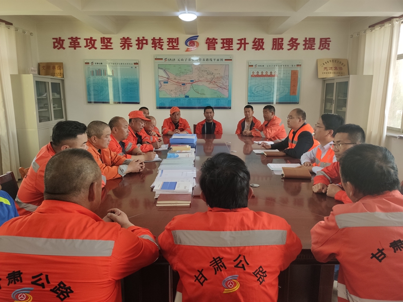 召开座谈会.jpg