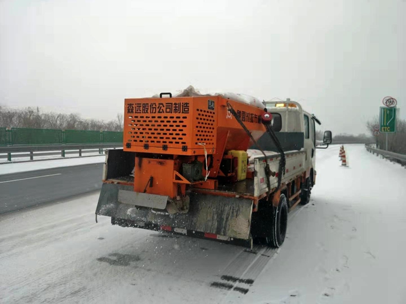 1.G30高速公路撒布融雪剂（杨作莹摄）.jpg