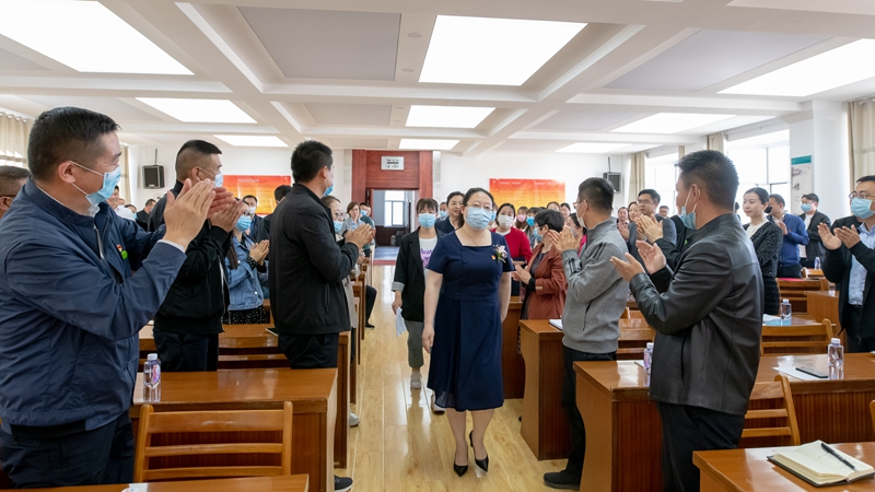 与会人员热烈欢迎援鄂英雄前来宣讲.jpg