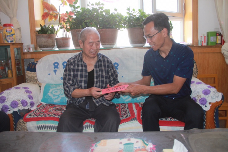 慰问80岁以上退休职工.JPG