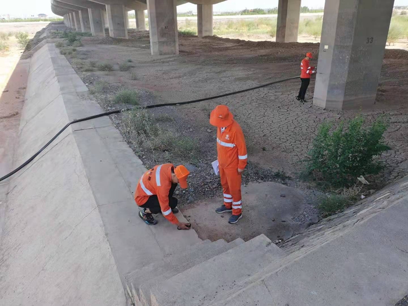 桥梁工程师对防洪外业数据进行采集.jpg