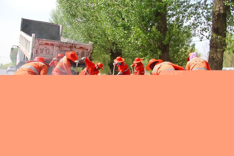 专业化养护队修补油路（郑齐龙摄）.jpg