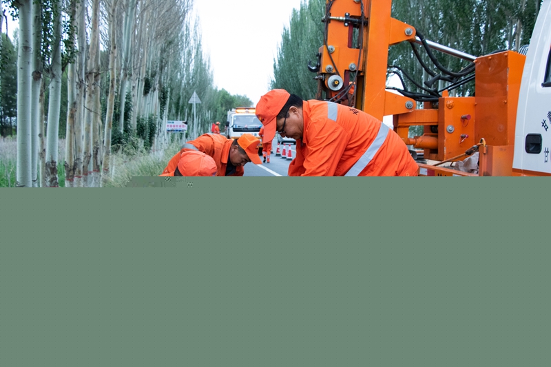 养护职工维修校正波形防护栏.jpg