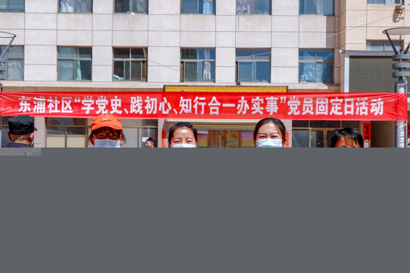 参加社区主题党日活动（杨明月 摄）.jpg