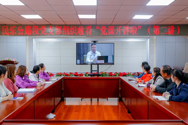 党员学习（杨明月 集体摄）.jpg