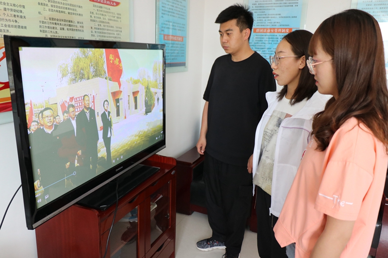 通讯员们观看学习视频拍摄.JPG