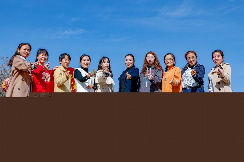 8.民乐段女职工合影  陈银国.jpg