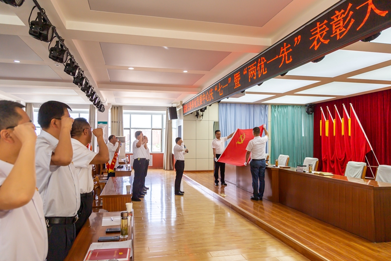 与会党员重温入党誓词.jpg