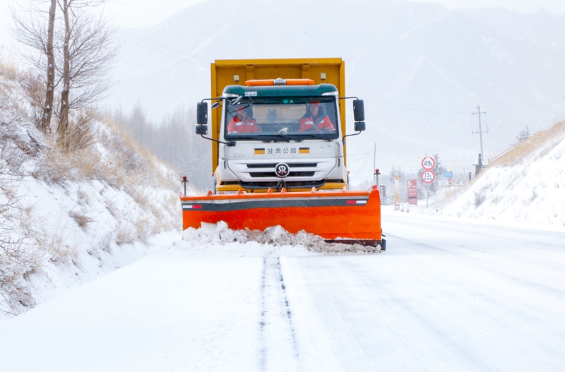 清除路面积雪（杨明月 摄）.jpg