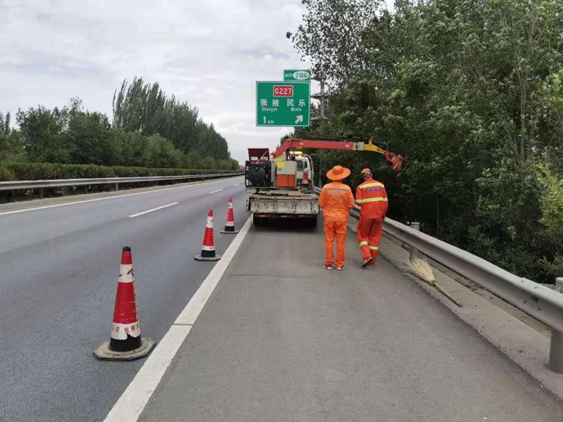 修建遮挡的标志牌.jpg