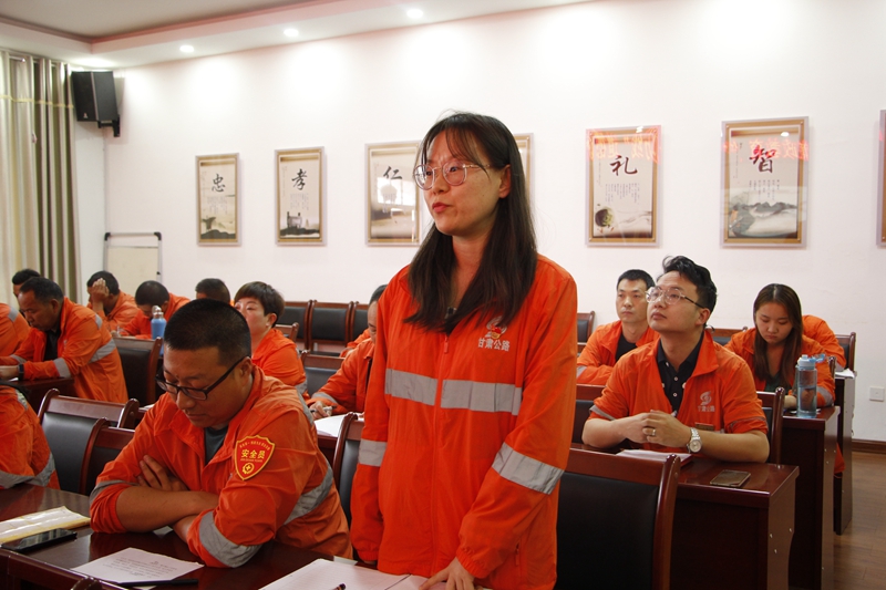青年党员畅谈感悟.JPG