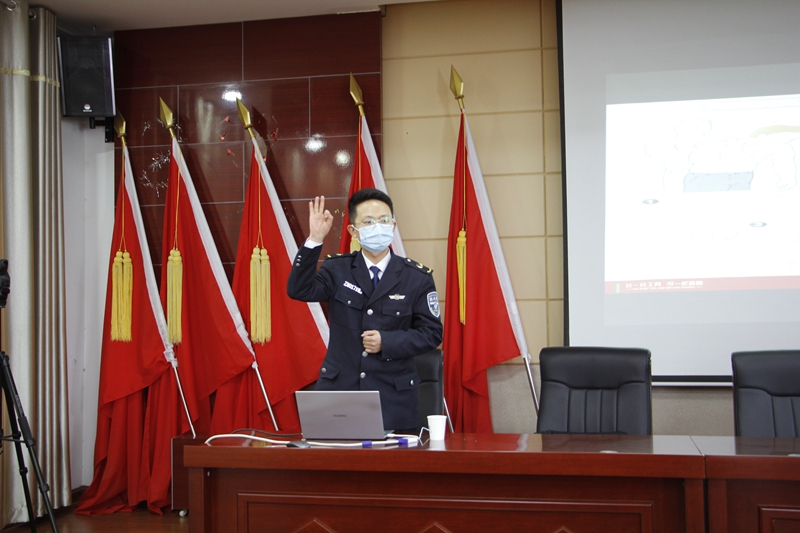 教官讲解急救步骤.JPG
