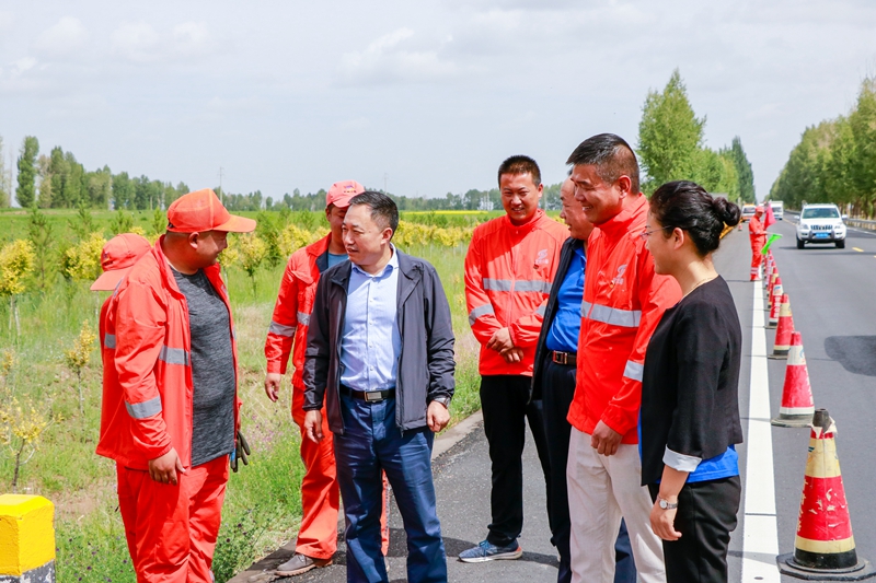 局党委书记罗朝太与养护一线职工亲切交谈.jpg