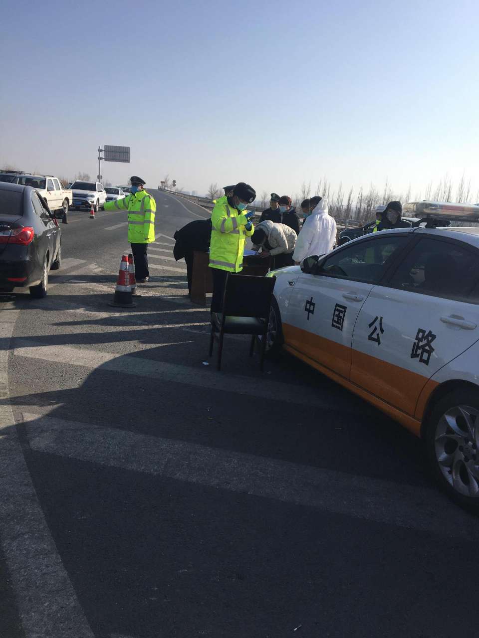 山丹公路段配合县交警及医院对外来车辆及人员进行排查登记（周永祥）.jpg