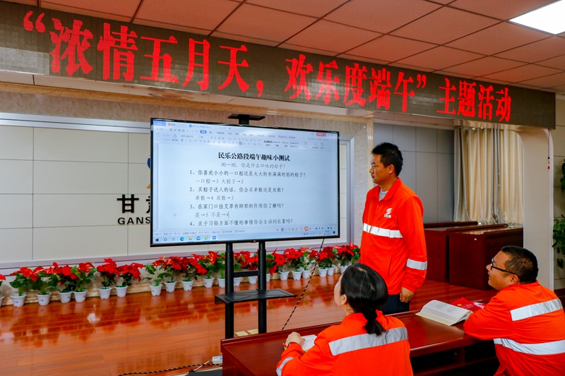 职工参加趣味心理测试（杨明月 摄）.jpg