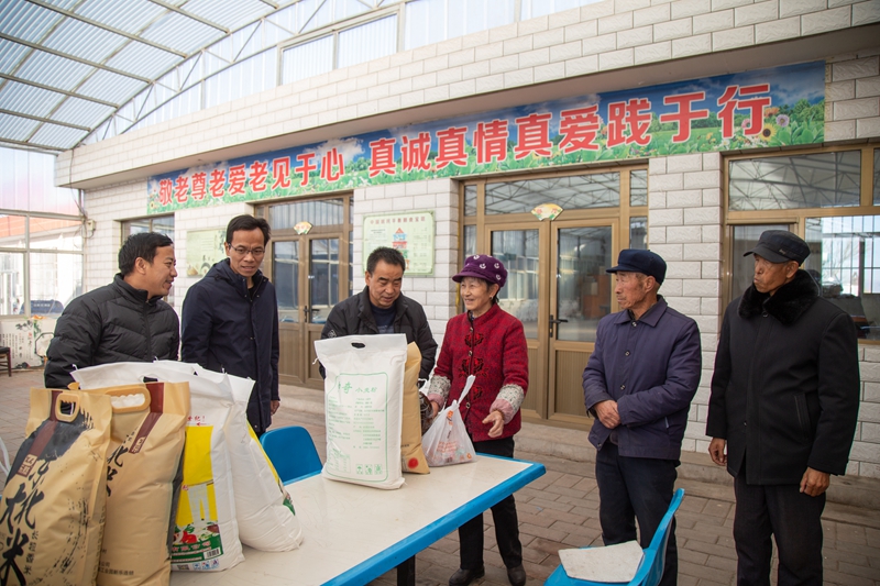 慰问日间照料中心老人.jpg
