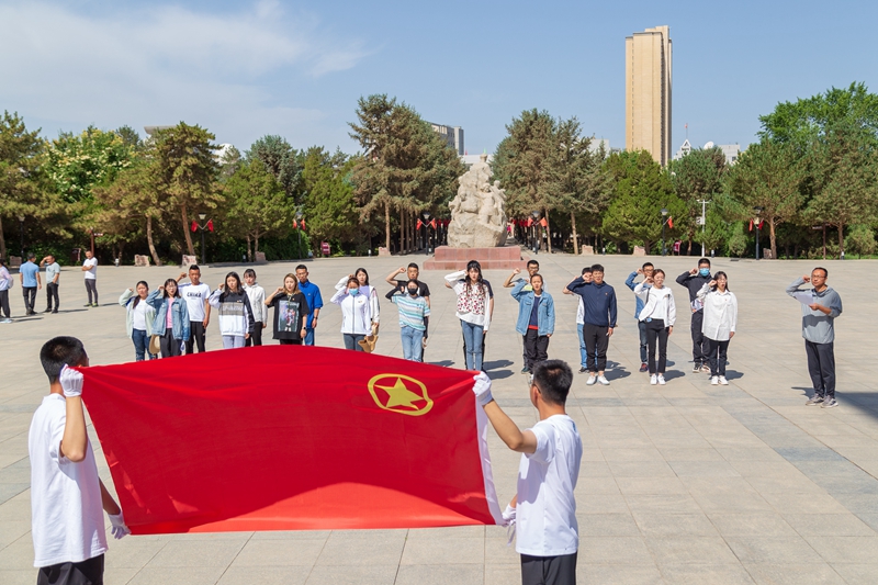 团旗下重温入团誓词.jpg