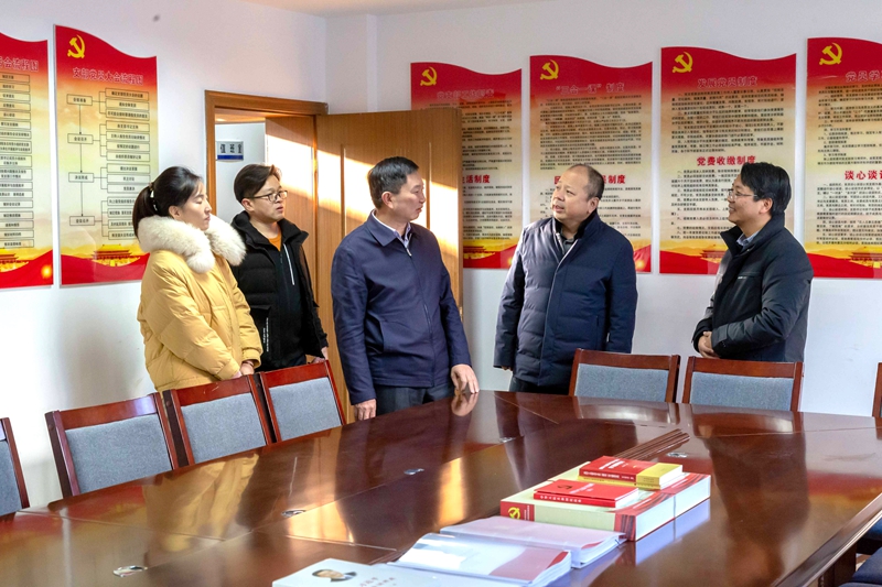 3.实地察看离退休职工党员活动室.jpg