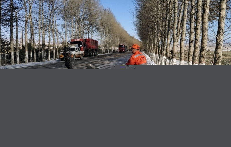 民乐公路段职工在结冰路段撒铺防滑料.jpg