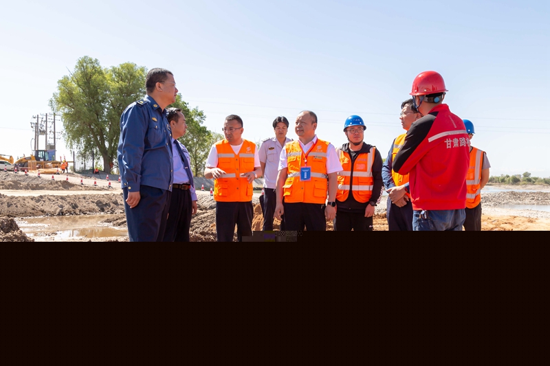 现场指导（张啸天摄）.jpg