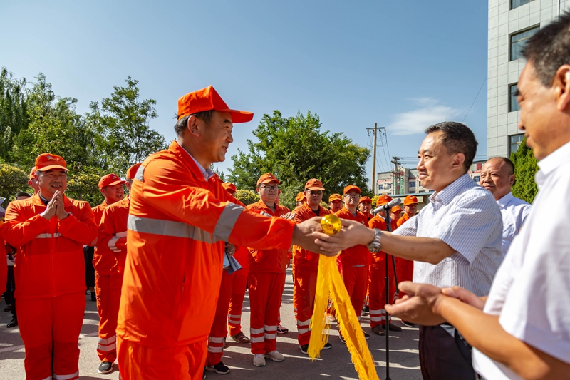 4. 转交锦旗.jpg