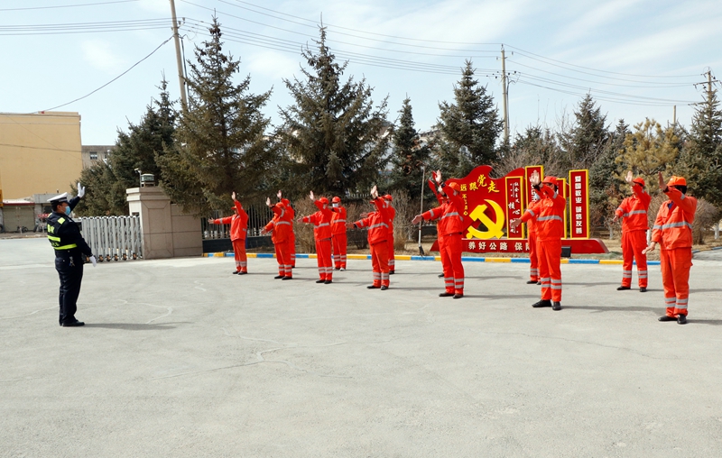 民乐公路段邀请交警对养护职工进行交通指挥手势培训（王永新  摄）.jpg