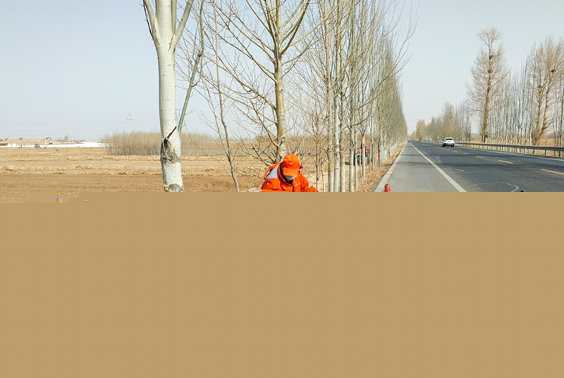 民乐公路段养护职工对损坏的道路里程碑进行更换维修（李成全  摄）.jpg