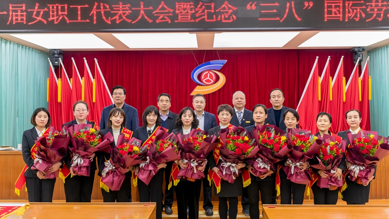 局领导与“巾帼建功”先进个人合影.jpg