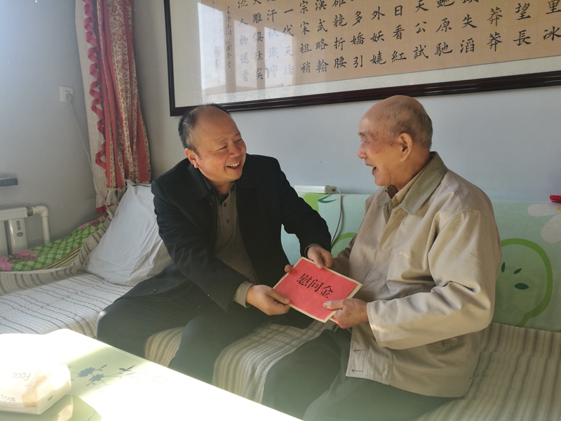局长张通文慰问离休干部刘德华.jpg