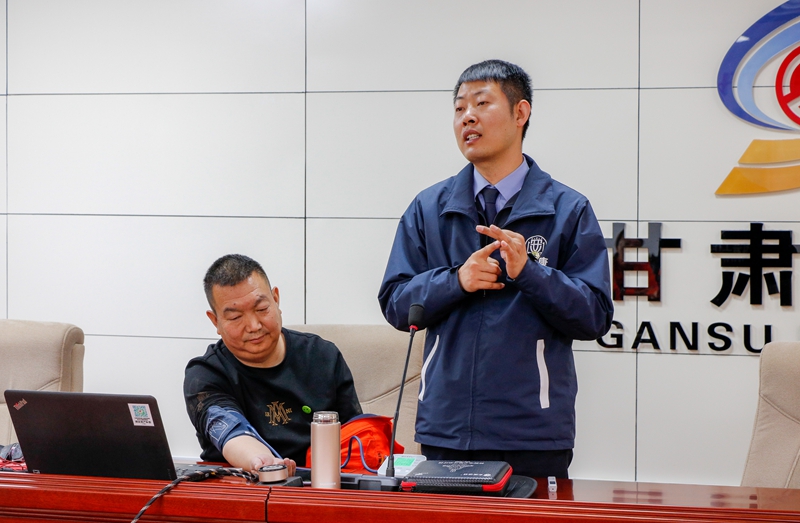 血压计的正确操作和使用演示（陈银国 摄）.jpg