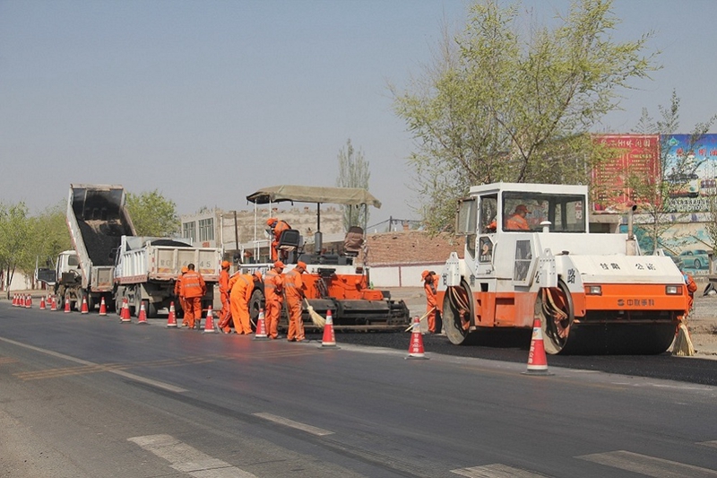 规范的油路修补现场唐俊摄.jpg
