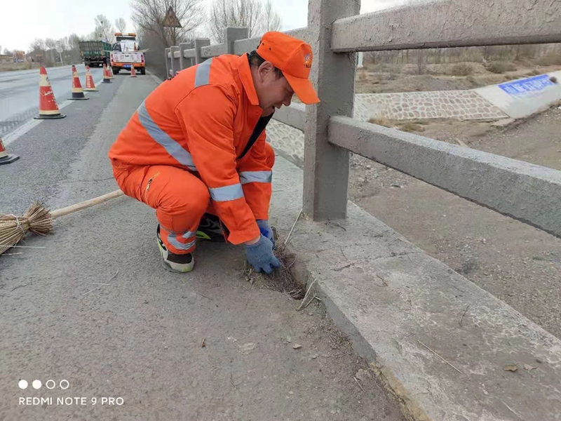 清理泄水孔.jpg