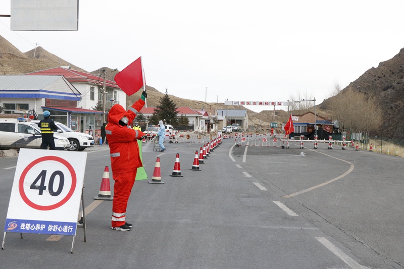 6张掖公路局民乐公路段应急保畅队人员配合检疫站疏导交通.JPG