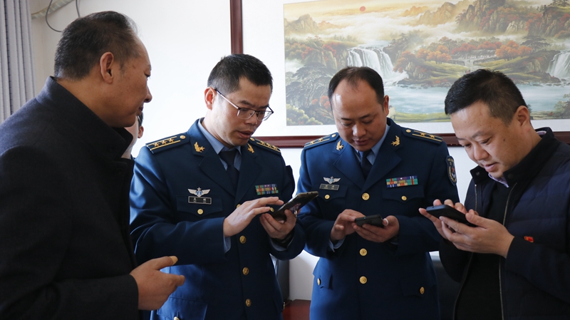 军地双方负责人交流路况监控信息系统手机APP应用情况.JPG