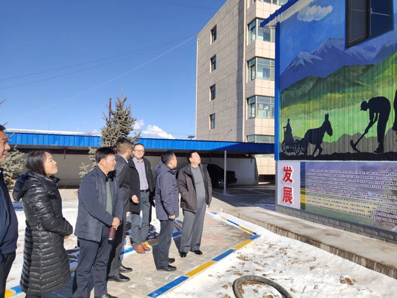 1巡察组一行参观民乐公路段文化墙.jpg